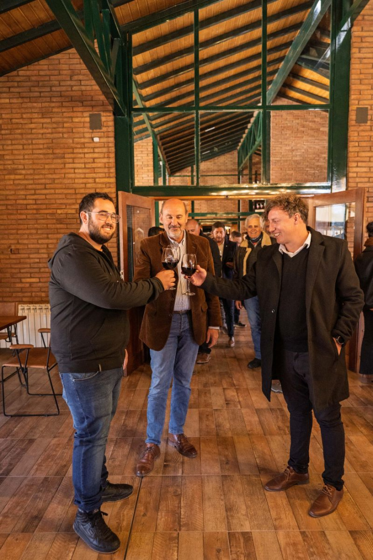 Pablo Cavallaro (izquierda) junto al ministro Rodolfo Vargas Arizu y el representante de la Municipalidad de Las Heras
