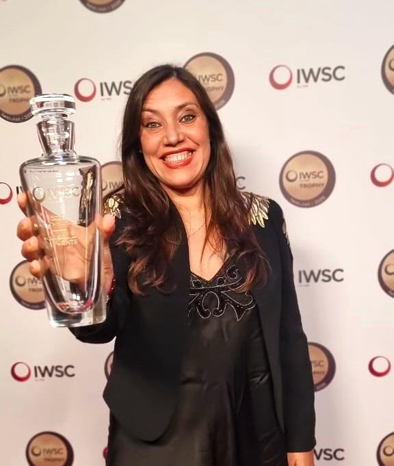 Marisol de la Fuente feliz con su galardón que hace historia