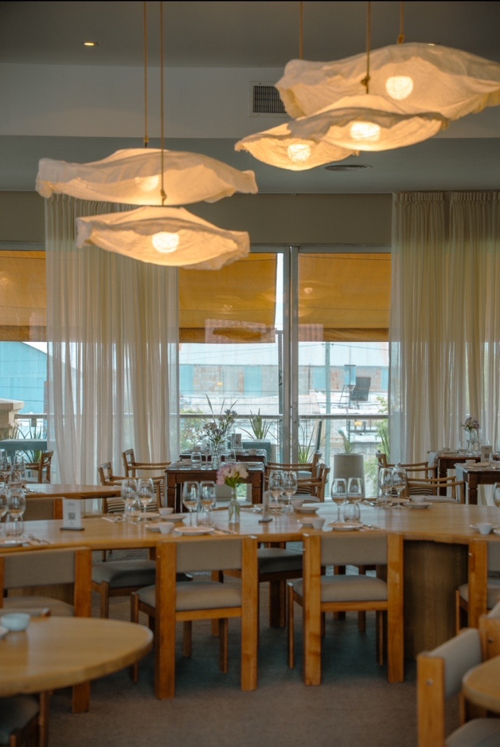 El nuevo espacio apuesta a una experiencia descontracturada, con el vino como protagonista